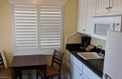 هتل Seashell Village Resort Near The Beach With Kitchens