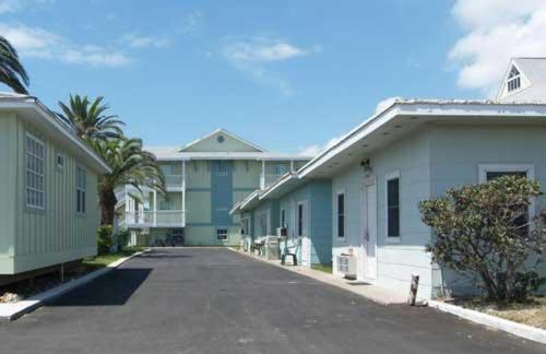 هتل Seashell Village Resort Near The Beach With Kitchens