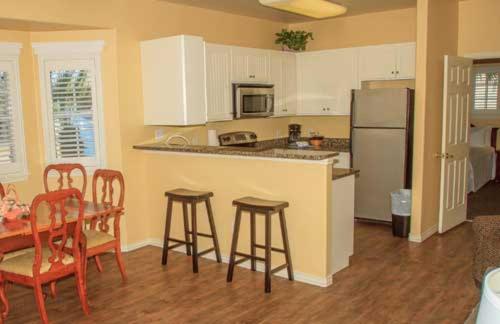 هتل Seashell Village Resort Near The Beach With Kitchens