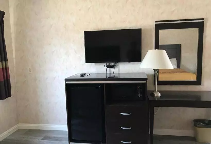 Motelli Manhattan Inn & Suites