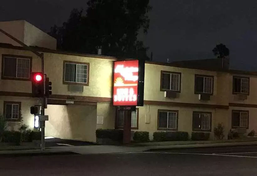 Motelli Manhattan Inn & Suites