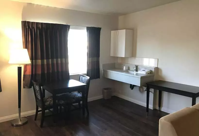 Motelli Manhattan Inn & Suites