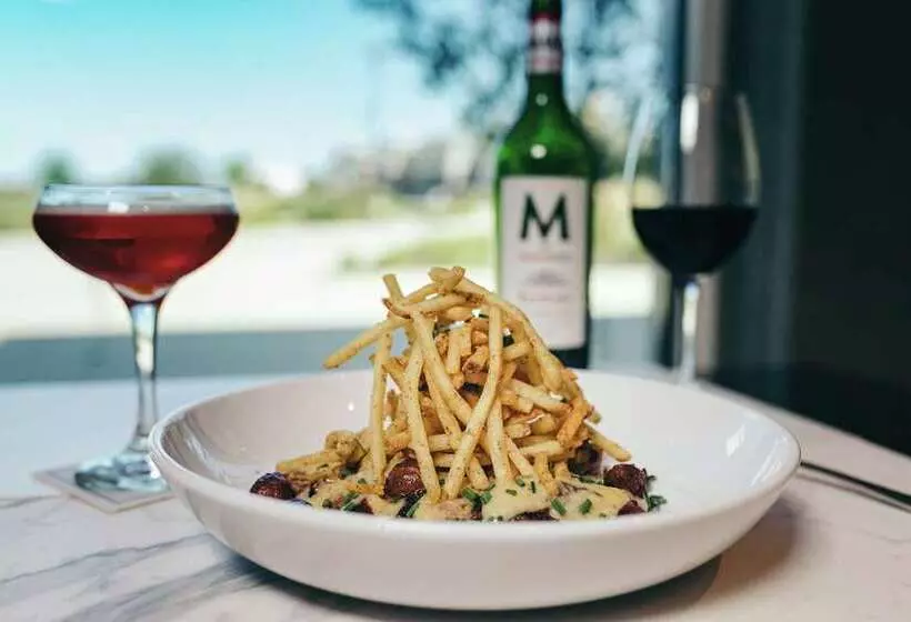 The Axis Moline Hotel, Tapestry Collection By Hilton