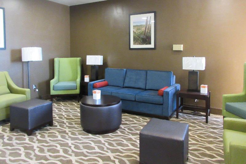 Отель Comfort Inn & Suites