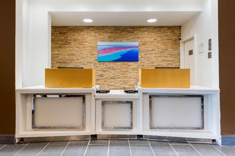 Отель Comfort Inn & Suites