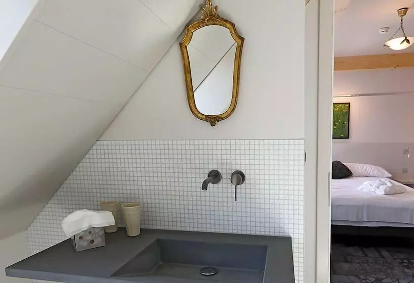 Hotelli Fleur De Lis