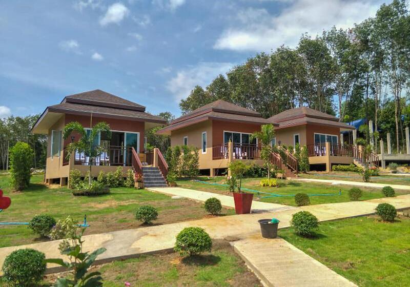 בית מלון כפרי Sunrise Beach Koh Yao Resort