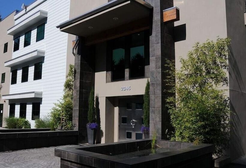 Hotel Whale Cove Inn