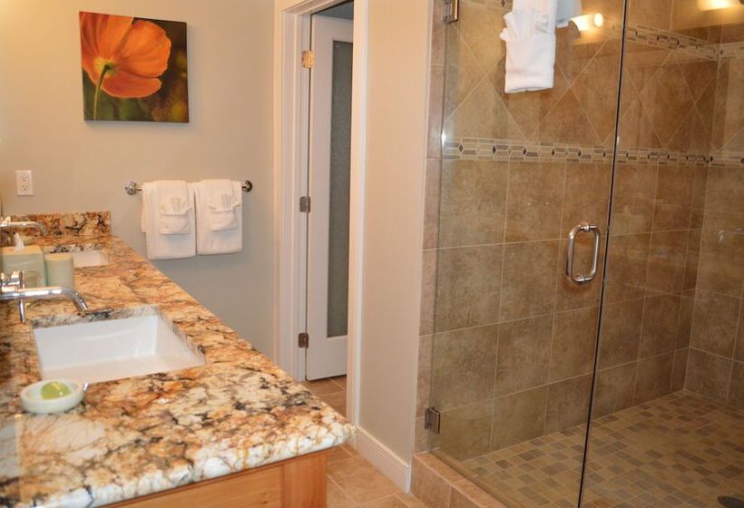 Hotel Whale Cove Inn