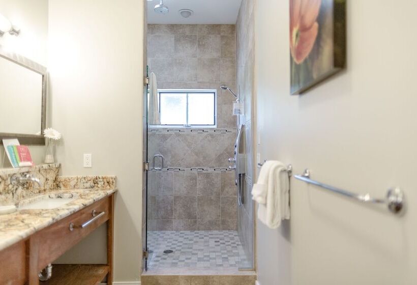 Hotel Whale Cove Inn