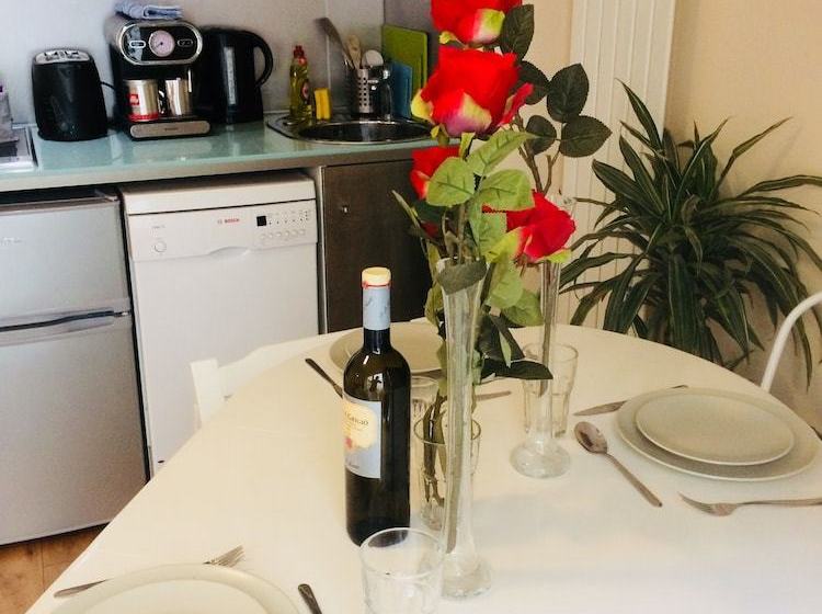 Отель Little Western Spa Brighton Beach Apartments