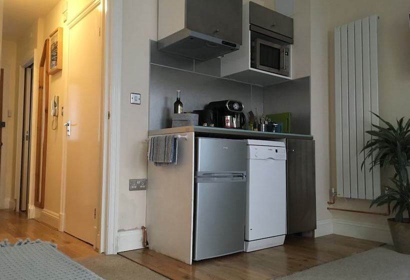 Отель Little Western Spa Brighton Beach Apartments