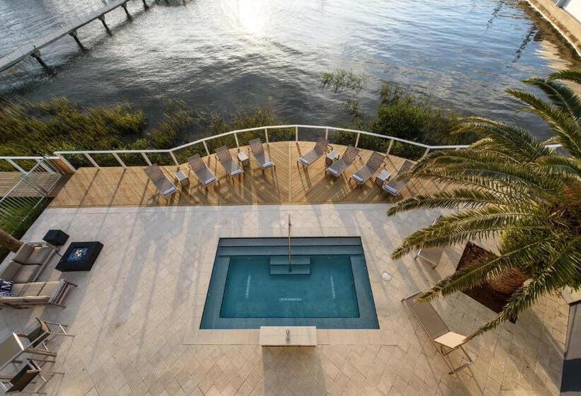 Marker 8 Hotel And Marina