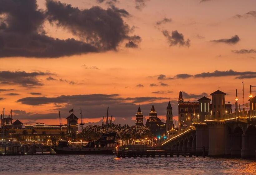 Marker 8 Hotel And Marina