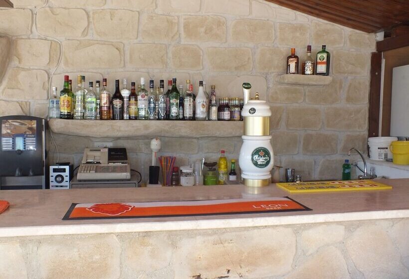 Petsas Apartments & Tavern