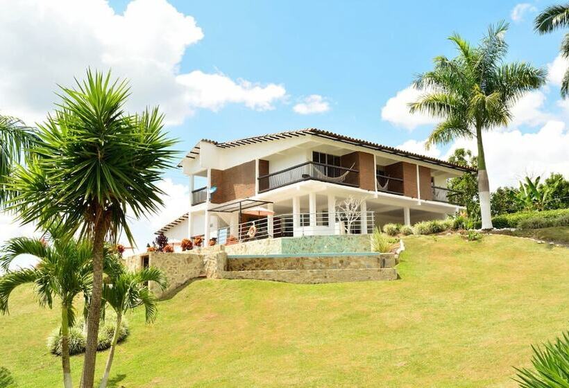 تختخواب و صبحانه Loma Verde Premium