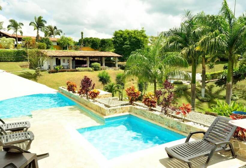 تختخواب و صبحانه Loma Verde Premium