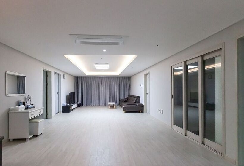 Browndot Hotel   Gold