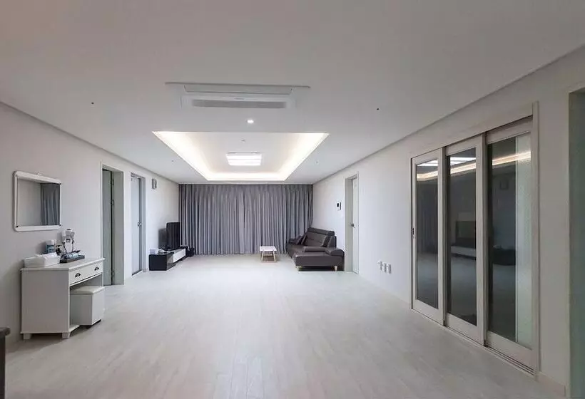 Browndot Hotel   Gold