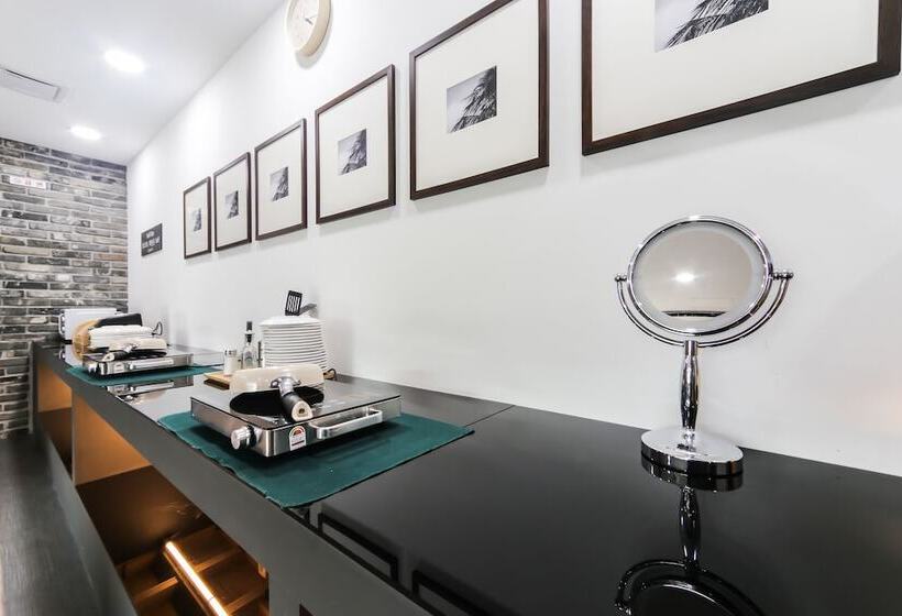 Browndot Hotel   Gold