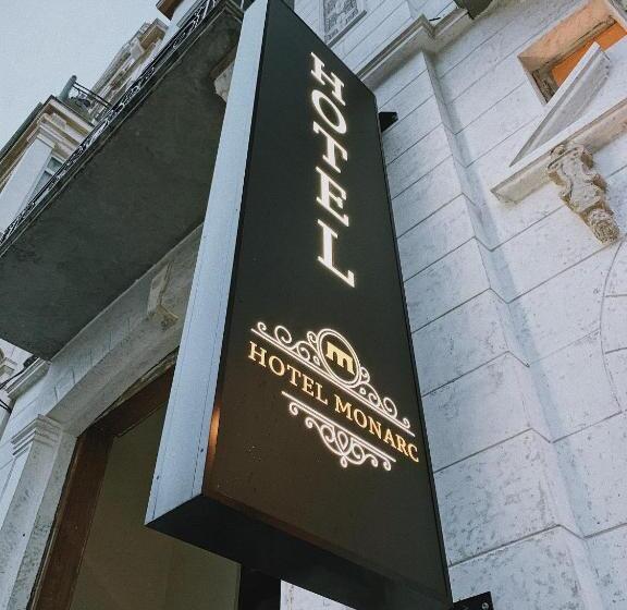 هتل Monarc
