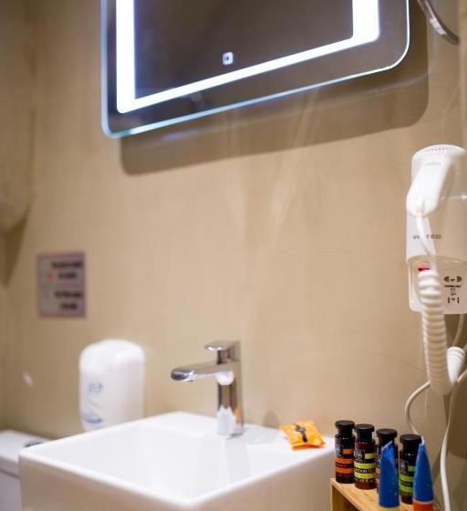 هتل Azante Boutique Suites