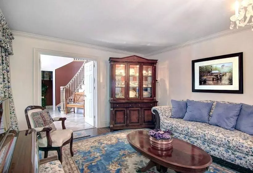 Cobblestone Bed And Breakfast