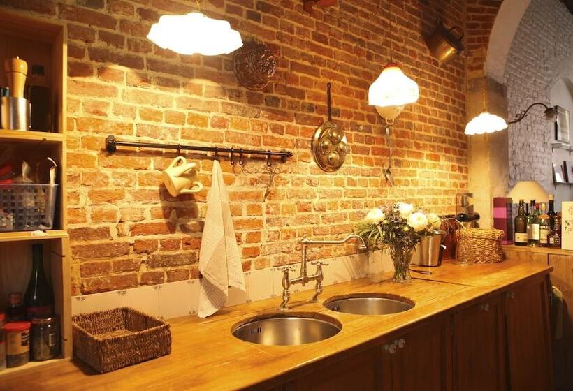 تختخواب و صبحانه Carmelites Guest House