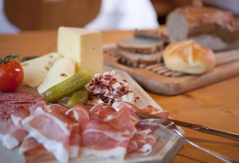 ホテル Pension Der Steinbock   Das 300 Jahre Alte Bauernhaus   Tirol