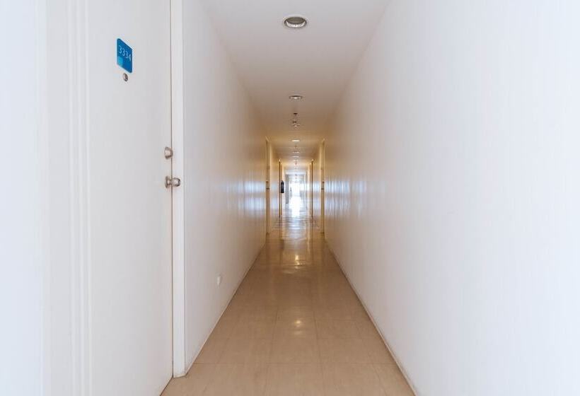 Отель Reddoorz @ Amaia Skies Avenida