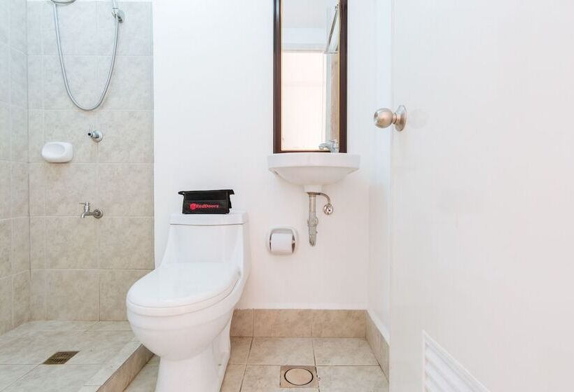 Отель Reddoorz @ Amaia Skies Avenida