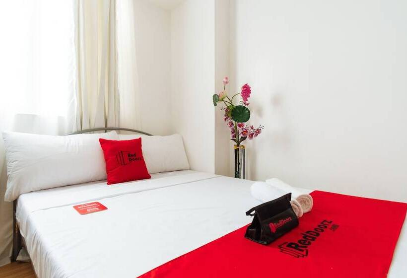 Отель Reddoorz @ Amaia Skies Avenida