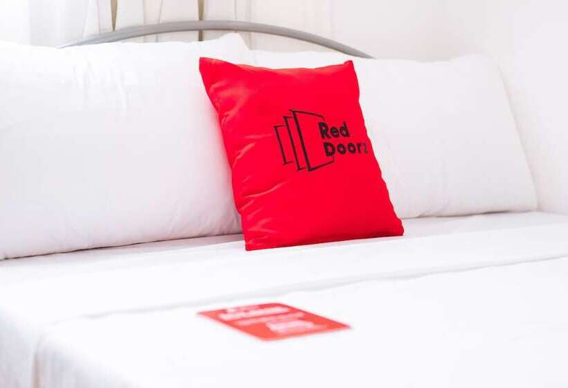 Отель Reddoorz @ Amaia Skies Avenida