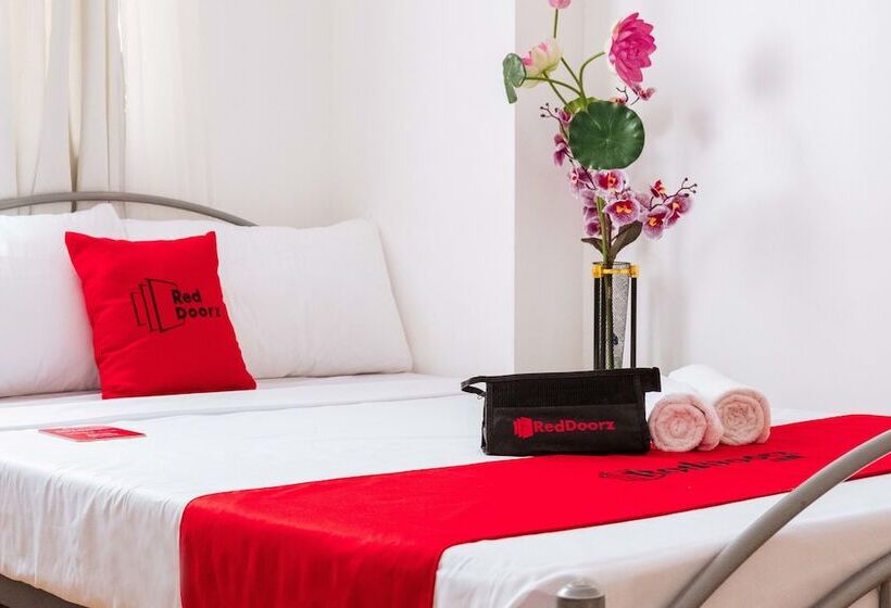 Отель Reddoorz @ Amaia Skies Avenida