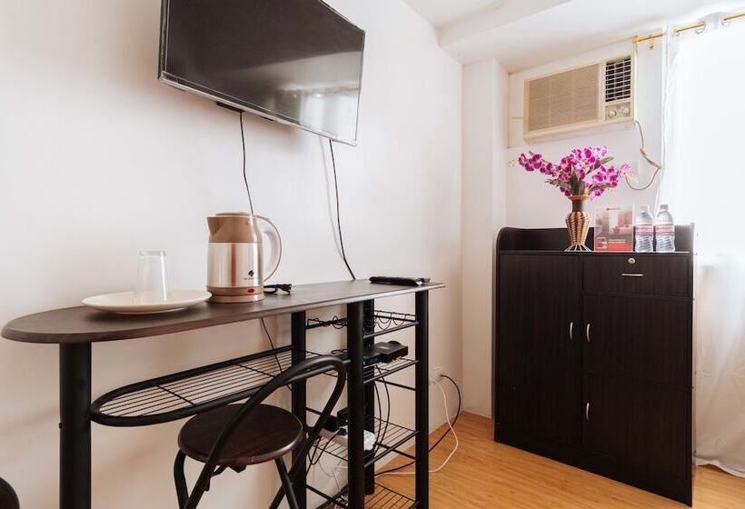 Отель Reddoorz @ Amaia Skies Avenida