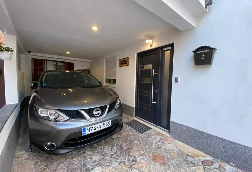 پانسیون Apartments & Rooms Mostar Story