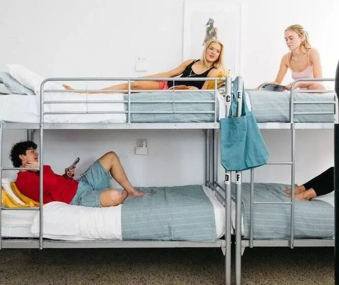 هاستل The Village Cairns