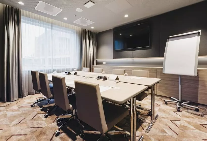 Hotelli Holiday Inn   Eindhoven Airport, An Ihg