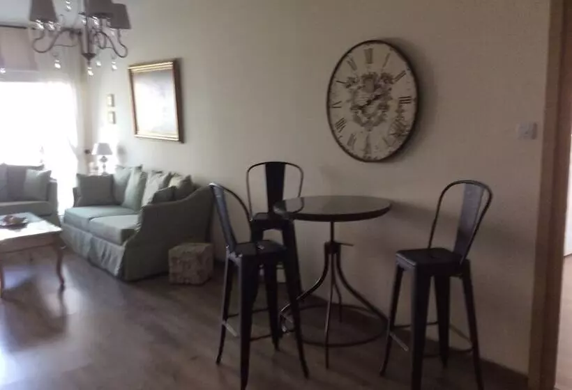 هتل The Central Suites
