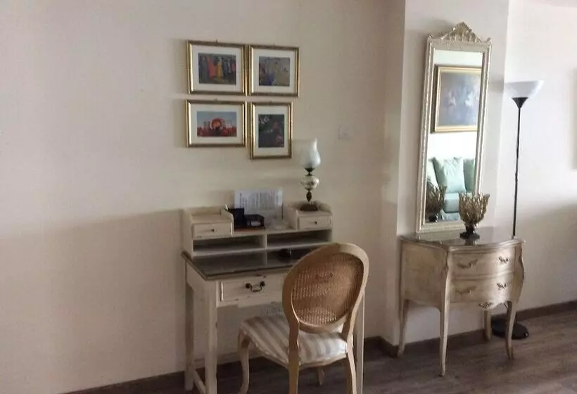 هتل The Central Suites