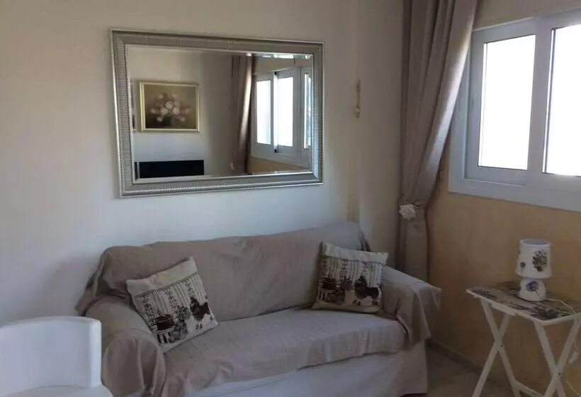 هتل The Central Suites