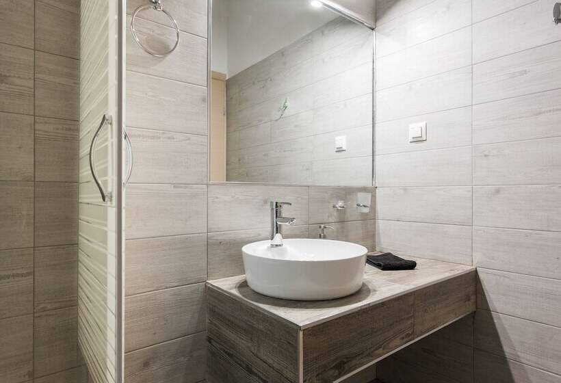 Nicholas Point Apartments And Rooms