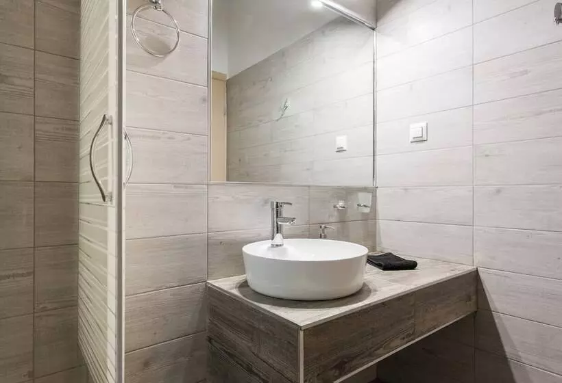 Nicholas Point Apartments And Rooms