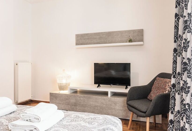 Nicholas Point Apartments And Rooms