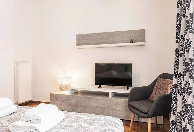 Nicholas Point Apartments And Rooms