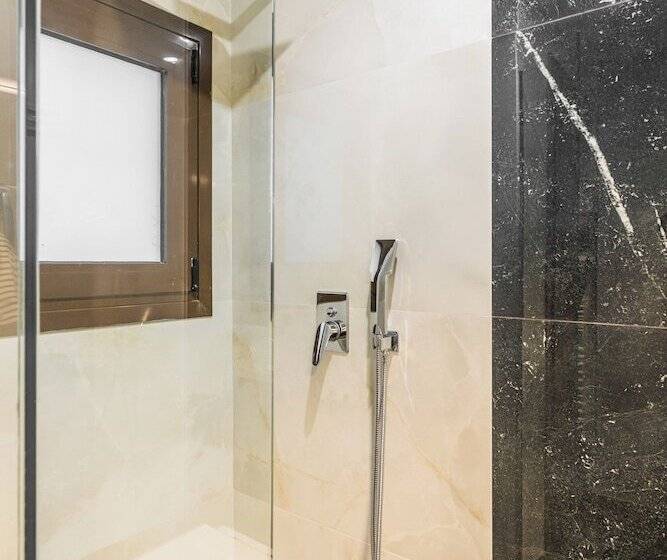 Nicholas Point Apartments And Rooms