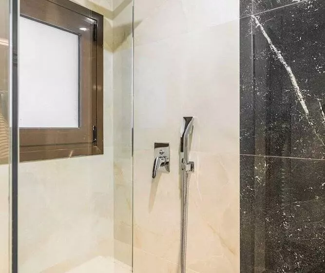 Nicholas Point Apartments And Rooms