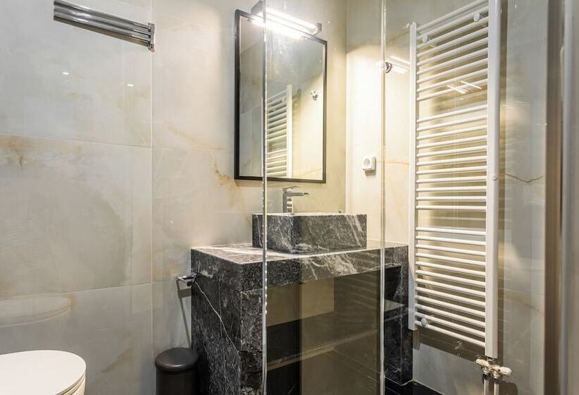 Nicholas Point Apartments And Rooms