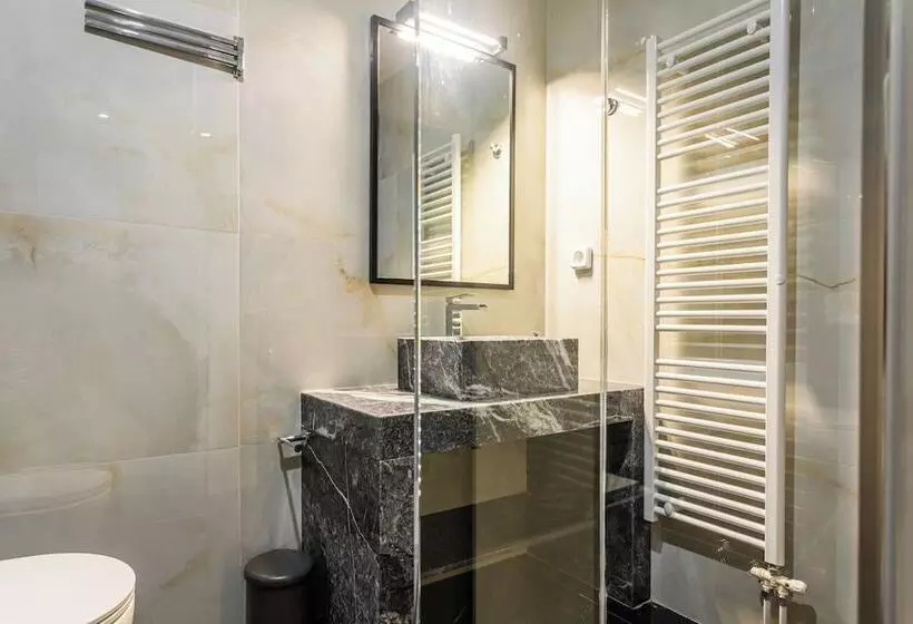 Nicholas Point Apartments And Rooms