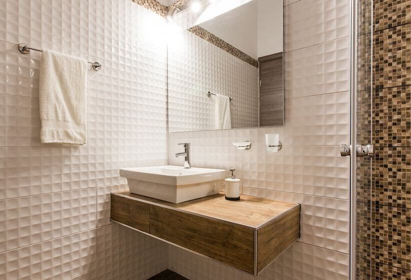 Nicholas Point Apartments And Rooms